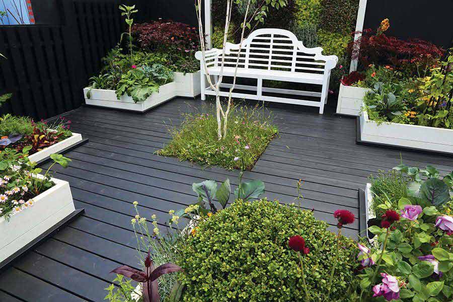 Painted smooth deck boards creates a bold statement