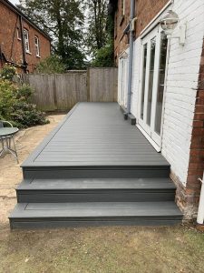 Narrow Trex deck in grey with steps