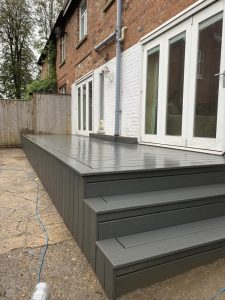 Narrow Trex deck in grey with steps